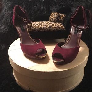 NWOT WHBM Purple Velvet & Gold Trim Platform Heels